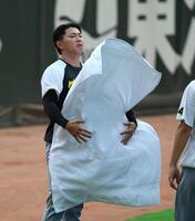 　バスタオルをたたむ工藤（撮影・北村雅宏）