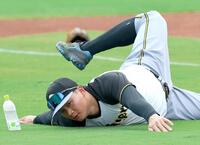 　ウオーミングアップする森下（撮影・北村雅宏）