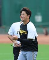 　練習中に笑顔を見せる岩貞（撮影・北村雅宏）