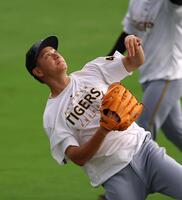 　上空にボールを投じる大竹（撮影・北村雅宏）