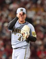 　５回、ファビアンに左肘付近への死球後、帽子を触って謝る村上（撮影・市尻達拡）