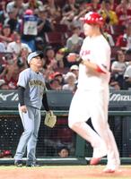 　３回、小園に右前タイムリーを許し、床田の生還を許す村上（撮影・市尻達拡）