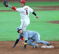 　９回、二盗を決める近本（撮影・北村雅宏）