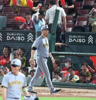 　７回の攻撃を終えて選手交代を告げた藤川監督はベンチに戻る（撮影・北村雅宏）
