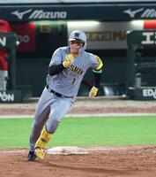 　７回、安打を放ち二塁へ向かう森下（撮影・北村雅宏）