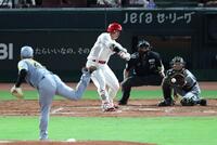 　４回、坂倉を空振り三振に斬る村上（撮影・北村雅宏）