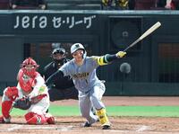 　９回、適時打を放つ森下（撮影・北村雅宏）