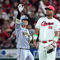 　６回、適時打を放った木浪は手をあげる（撮影・田中太一）