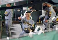 　雨で試合が遅れ、ベンチでキャッチボールをする熊谷（撮影・田中太一）