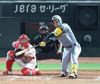 　９回、適時打を放つ森下（撮影・北村雅宏）