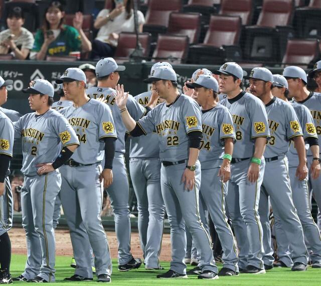 阪神が優勝後初の連勝 村上が才木に並ぶ12勝目 佐藤輝がベンチ外も