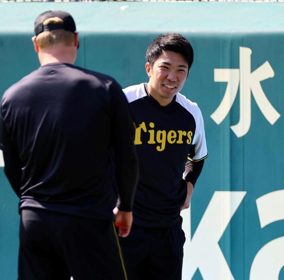 　練習前、笑顔を見せる石井（撮影・山口登）