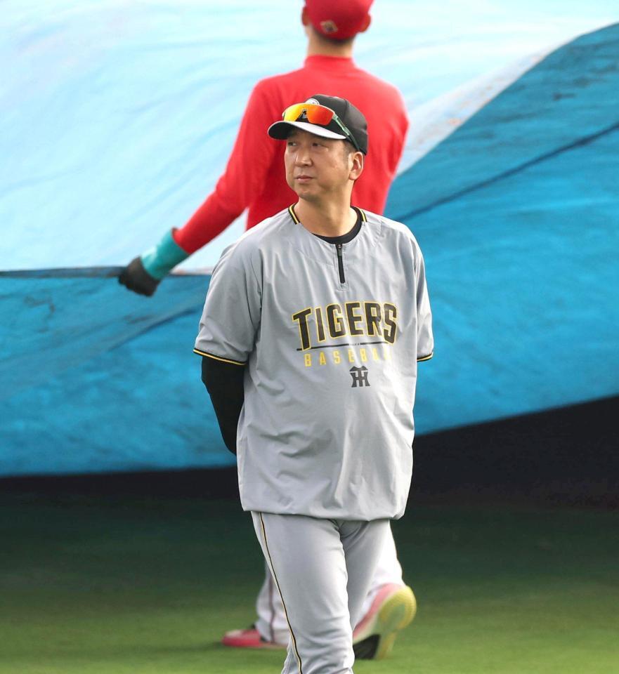 　練習を見守る藤川監督（撮影・北村雅宏）