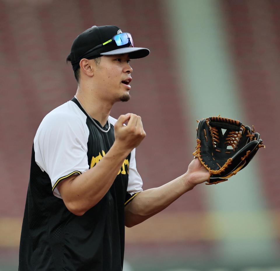 　ノックを受ける佐藤輝（撮影・田中太一）