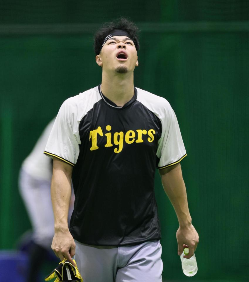 　練習を終え、引き揚げる佐藤輝（撮影・田中太一）