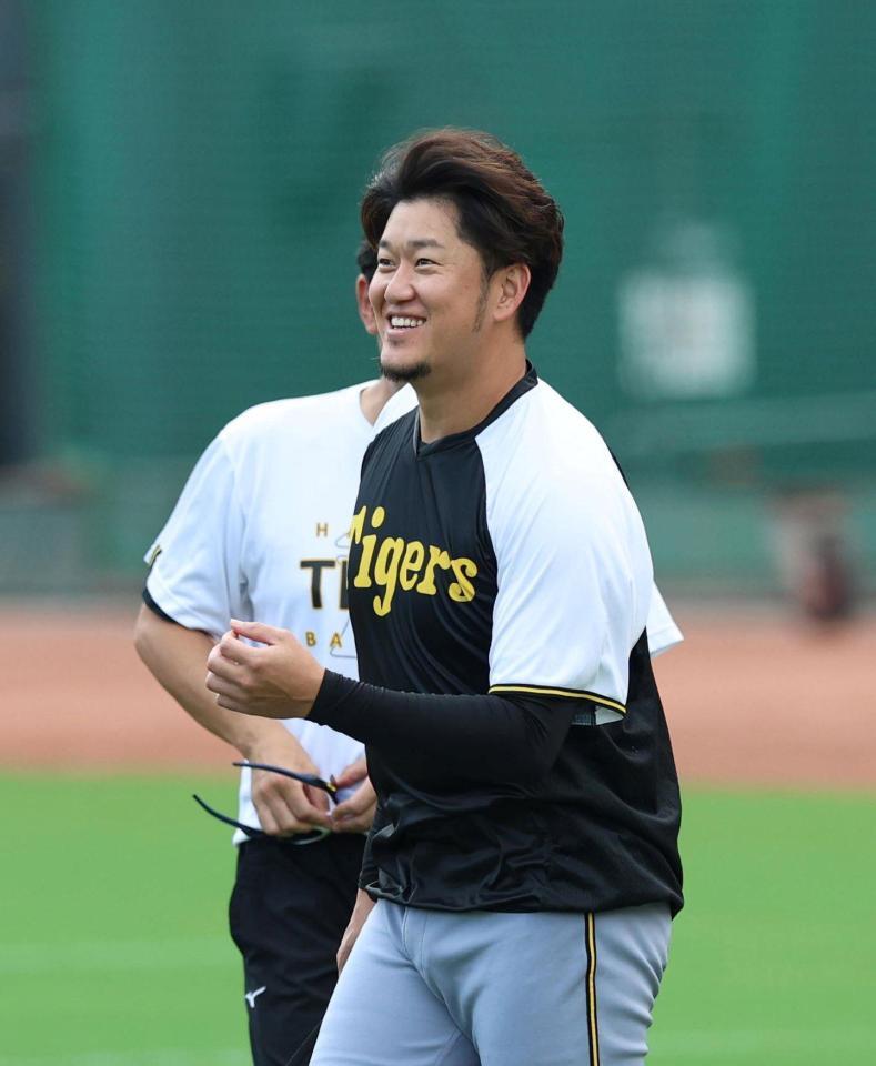 　練習中に笑顔を見せる岩貞（撮影・北村雅宏）