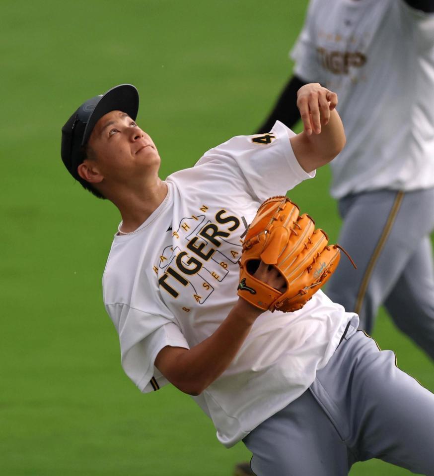 　上空にボールを投じる大竹（撮影・北村雅宏）