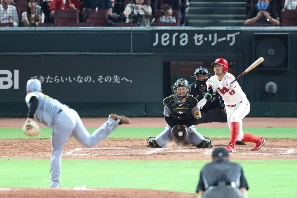 　６回、菊池を空振り三振に斬る村上（撮影・北村雅宏）