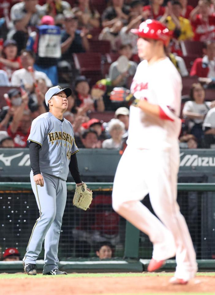 　３回、小園に右前タイムリーを許し、床田の生還を許す村上（撮影・市尻達拡）