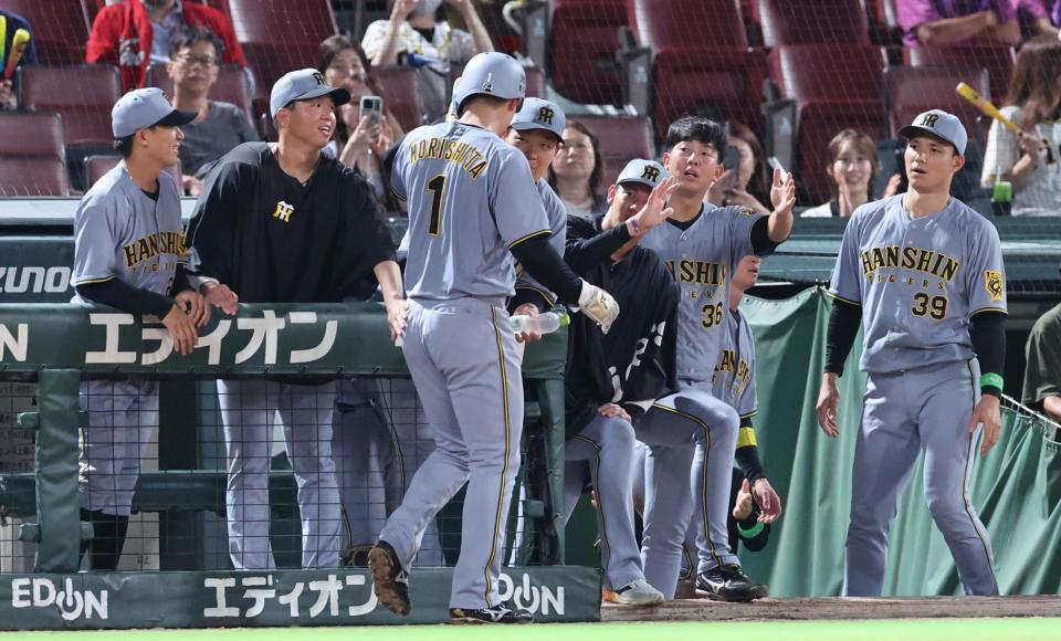 　９回、生還した森下を出迎える村上ら（撮影・市尻達拡）