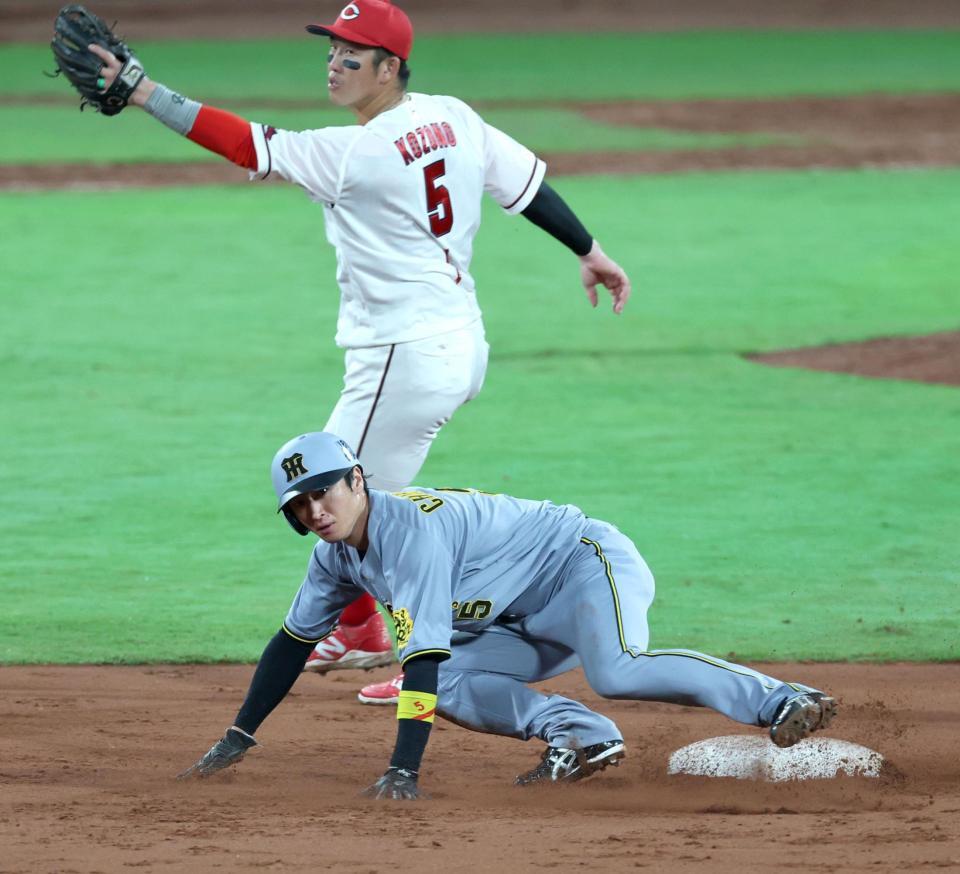 　９回、二盗を決める近本（撮影・北村雅宏）