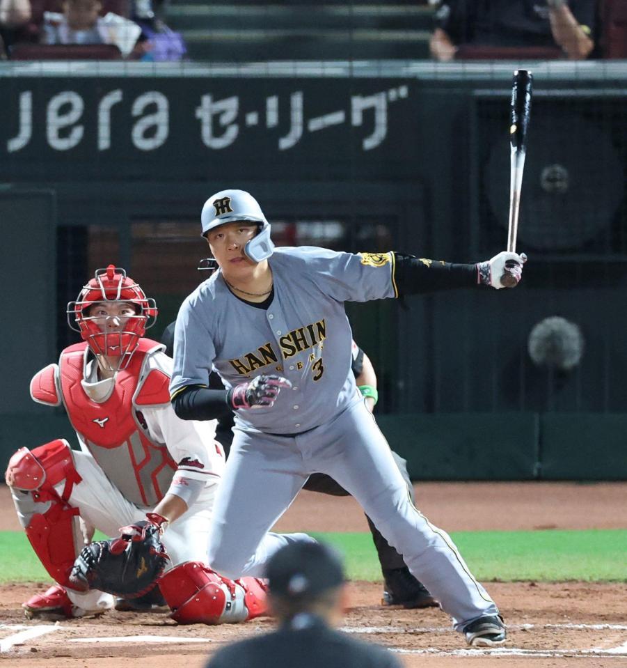 　６回、左前打を放つ大山（撮影・北村雅宏）