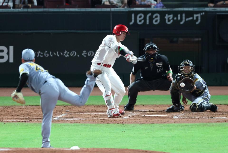 　４回、坂倉を空振り三振に斬る村上（撮影・北村雅宏）