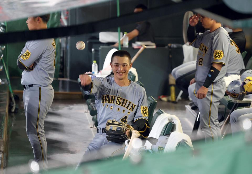 　雨で試合が遅れ、ベンチでキャッチボールをする熊谷（撮影・田中太一）