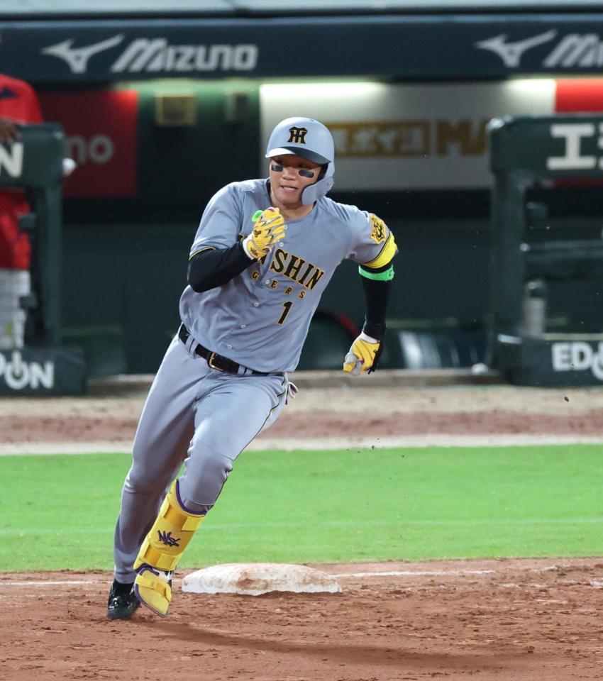 　７回、安打を放ち二塁へ向かう森下（撮影・北村雅宏）