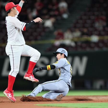 　９回、安打で出塁した近本は二盗を決める。遊撃手は小園（撮影・田中太一）