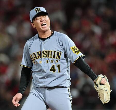 　５回、小園への投球がボールとなり悔しがる村上（撮影・田中太一）