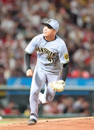 　２回、坂倉の打球にマウンドを駆け降りる村上（撮影市尻達拡）