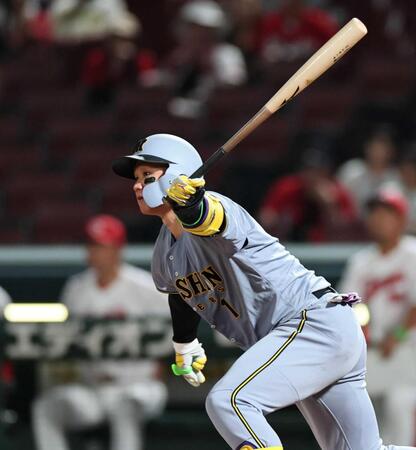 　９回、適時打を放つ森下（撮影・田中太一）