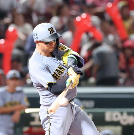 　７回、右中間への二塁打を放つ森下（撮影・市尻達拡）