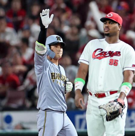 　６回、適時打を放った木浪は手をあげる（撮影・田中太一）