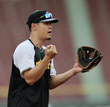 　ノックを受ける佐藤輝（撮影・田中太一）