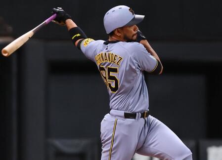 【写真】緊急昇格の阪神ヘルナンデスでけぇ~ 大山が小さく見える