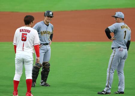 　試合前、小園（左）と談笑する（右から）森下、坂本（撮影・北村雅宏）