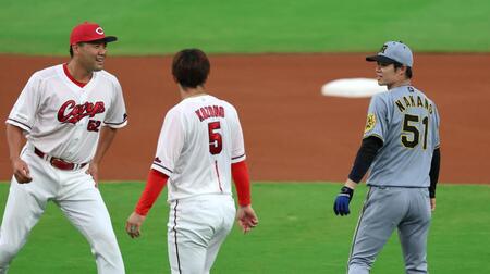　試合前、（左から）末包、小園と談笑する中野（右）＝影・北村雅宏