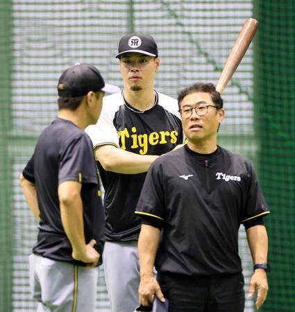 　山下１軍チーフトレーナー（右）、藤本コーチ（左）と話をする佐藤輝