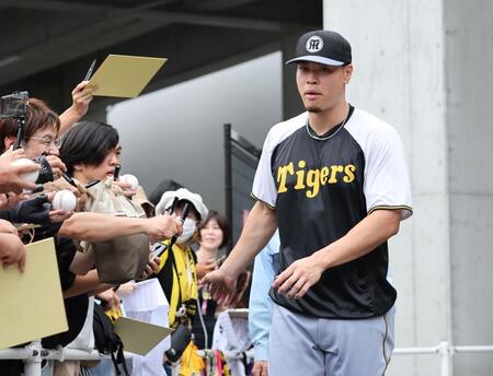 　ファンにサインを終え、引き揚げる佐藤輝（撮影・田中太一）