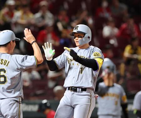 　３回、左越え２ランを放ち、生還する森下（撮影・市尻達拡）