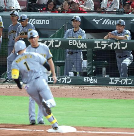 　３回、先制２ランを放った森下（１）を見る藤川監督（奥中央）＝撮影・北村雅宏