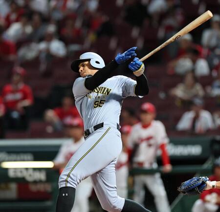 　２回、左前へ安打を放つヘルナンデス（撮影・田中太一）