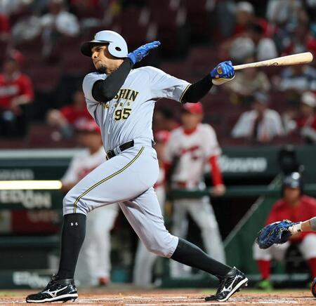 　２回、左前へ安打を放つヘルナンデス（撮影・田中太一）