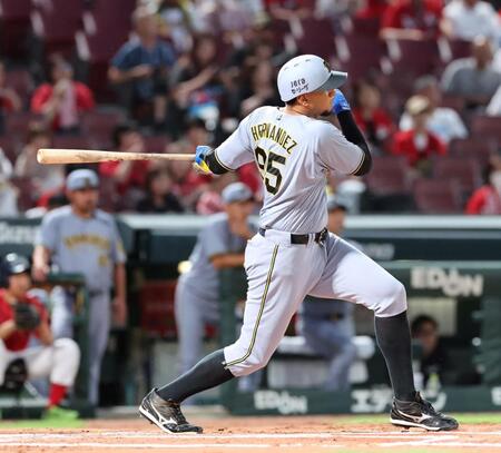 　２回、左前打を放つヘルナンデス（撮影・市尻達拡）