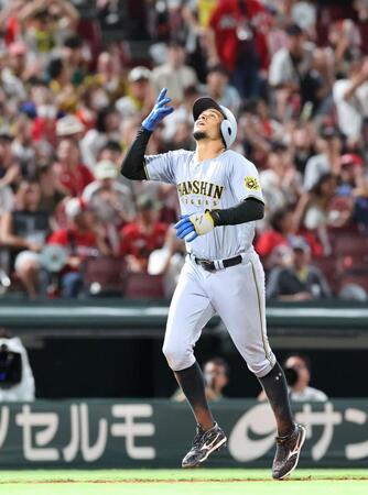 　６回、左越えソロを放ち、夜空に視線を送り、生還するヘルナンデス（撮影・市尻達拡）