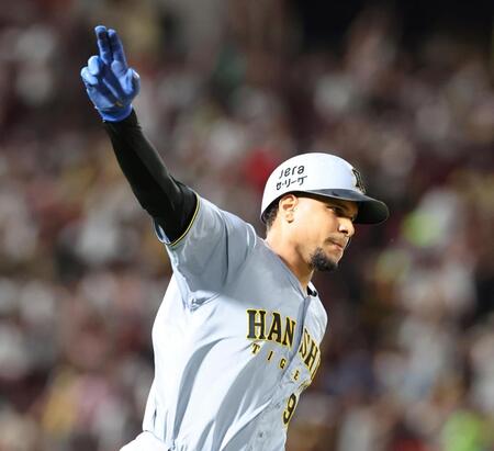 　６回、左越えソロを放ち、右手を掲げるヘルナンデス（撮影・市尻達拡）