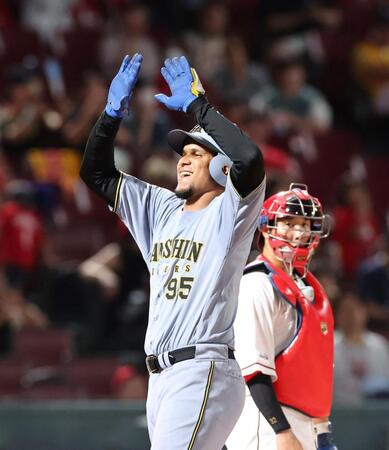 　６回、左越えソロを放ち、笑顔でタッチを交わすヘルナンデス（撮影・市尻達拡）