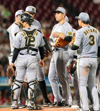 　５回、ピンチを招き、マウンドに集まる大竹ら（撮影・市尻達拡）